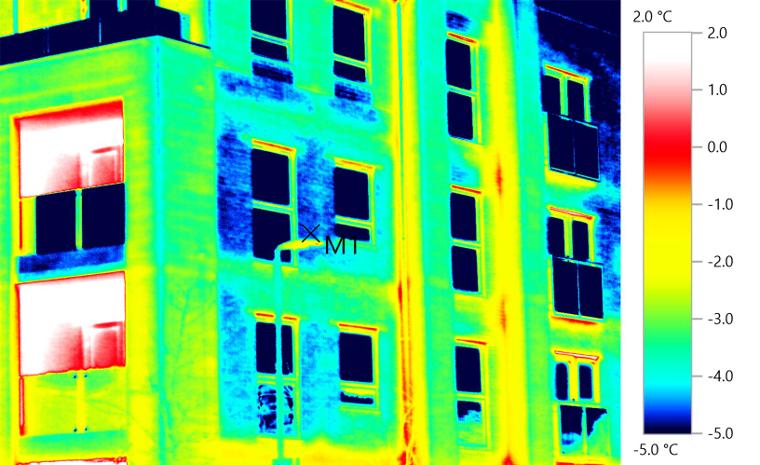 Thermal image &mdash; Apartment block. Repeating warm bands at floor slab edges and window surrounds &mdash; classic thermal bridges that drive Psi value failures.
